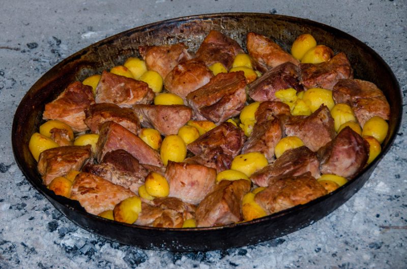 Месо под сач, подготвено во етно куќата „Кај Мостот“ село Зовиќ