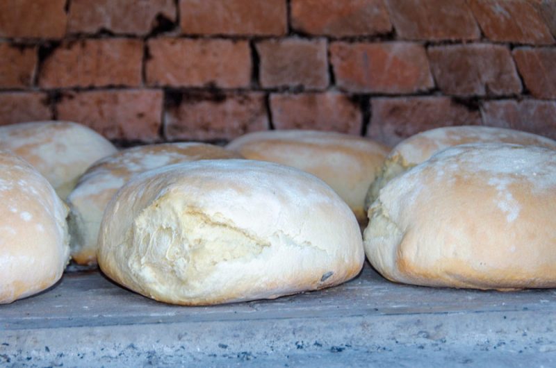 Домашен леб во фурна - етно куќа „Кај Мостот“ село Зовиќ