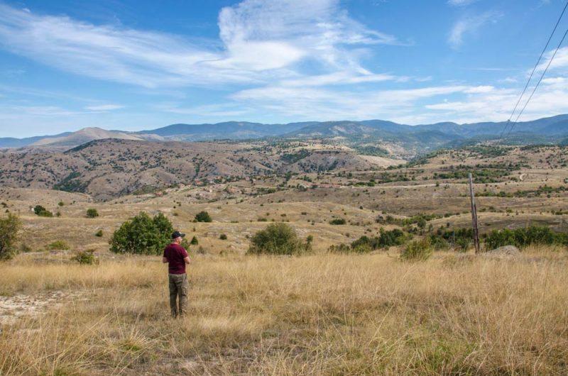 Авторот на книгата во близина на село Старавина - поглед кон линијата каде некогаш бил Македонскиот фронт