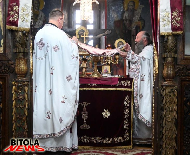 Утрово, по повод Божик, света Божествена литургија во црквата “Света Недела“ во Битола (фотогалерија)