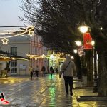 Битолчанец ги “исчисти“ некролозите од дрвјата и бандерите од Широк Сокак во Битола